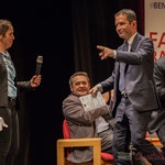 Benoît Hamon va prendre place au pupitre. Meeting/Réunion publique d'information au Théâtre Fémina, Bordeaux