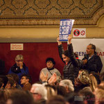 Une jeune militante, dans la salle, manifeste son approbation aux propos de Pascal Lafargue. #benoirhamon2017