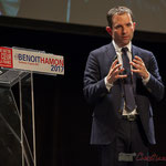 Le candidat à la présidentielle, Benoît Hamon, pour clôturer ses propos, se recentre sur scène, sans note. #benoithamon2017