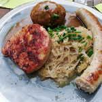 Saumagen, Leberknödel, Bratwurst und Sauerkraut - die Pfälzer Spezialitäten auf einem Teller