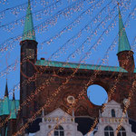 Lübecker Rathaus mit Weihnachtsbeleuchtung