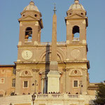 Обелиск Салюстия и церковь на Испанской площадью в Риме фото