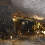 De Sung Sot-grot is een van de grootste en mooiste grotten in Halong Bay