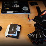 Nun heisst es, neue Festplatten einbauen. SSDs der Marke Samsung mit 500GB Speicherkapazität.