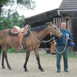 Röbi will alles probieren :-) auch reiten! In seinem ganzen Leben sei er noch nie auf einem Pferd gesessen!