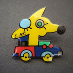 Volkswagen Otmar Alt Pin - Wolf im Auto - Autohaus Wolfsburg numeriert (Vorderseite)