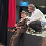 Dante und der Autor Ludwig M. Brandl ganz entspannt beim Giesinger Bräu