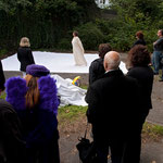 Performance "Himmelsstürmer III" von Edelgard Stryzewski-Dullien und Tina Lahl im Garten des Atelierhauses, Kunstpur, September 2010