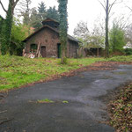 Das alte Toilettenhaus im Garten des Atelierhauses (abgerissen) im April 2005