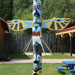 Ein paar Beispiele der Totempfähle der Sioux aus der Region