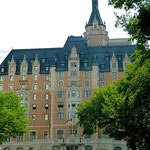 Das Delta Bessborough Hotel von der Strasse aus, erbaut von der Canadian Pacific Railway