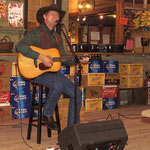 Der Stamm-Musiker Bret Graham mit Gitarre 