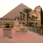 Hotel und Casino Luxor mit 4400 Zimmern, Eröffnung 1993