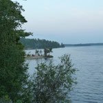 Blick auf eine kleine Insel zum Camping gehörend