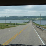 Querung eines sehr langen Stausees an der Grenze Manitoba/Saskatchewan