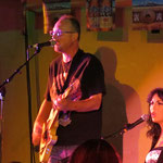 Wir haben in dieser verrückten Stadt sogar ein ganz normales Tanzlokal mit Country Musik gefunden. Der an der Gitarre könnte ein Freund von uns sein, nur spricht er nicht berndeutsch