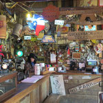Saloon mit Serviererin