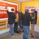 die Täuflinge entwerfen ihr Werbeplakat