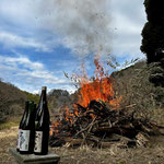 １月１２日　飯塚篤志撮影　　松の内が明け、空に帰る二子山の歳神様 二子山山系の自然からの豊かな恵みと、この山系に関わる全ての人達の健康と安全を祈願して🙏 どんど焼き　寺前谷戸