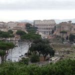 Blick über Forum Romanum und Kolosseum