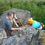 Klettertraining an der Großen Köhlerspitze, unteres Göltzschtal: Peter sichert Rainer auf den Gipfel