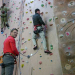 Lars sichert Henry an der Kletterwand des Sportparks Untreusee