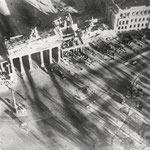 Adolph C. Byers, Hein Gorny - Brandenburger Tor, Berlin 1945 - 1946 - Silbergelatineabzug/gelatin silver print - 9,1 x 11,7 cm - © Hein Gorny / A.C. Byers - Collection Regard