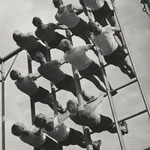 Hein Gorny (1904-1967) - Untitled (Männer am Turngerüst in Wandsbek - ca. 1936 - gelatin silver print - 17,1 x 12 (17,9 x 13,0) cm - © Hein Gorny / Collection Regard