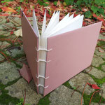 Das ist ein Buch in der alle Seiten einzeln gebunden sind, da es starkes 300g Aquarell-Papier ist. Auf Wunsch gerne bestellbar!