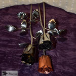Edelstahlblumen - Edelstahlrosen mit Kupferblüte sowie Edelstahlblüte (© Raven Metall Design)