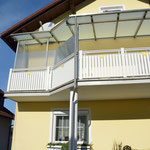 Balkonüberdachung aus Edelstahl mit Glas (© Raven Metall Design)