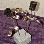 Edelstahlblumen - Edelstahlrosen in Steinsockel (© Raven Metall Design)