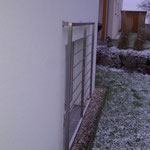 Fenstergitter aus Edelstahl als Einbruchschutz (© Raven Metall Design)