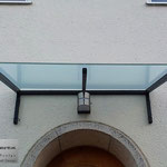 Vordach aus verzinktem, schwarz lackiertem Stahl mit Glas (© Raven Metall Design)