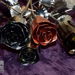 Edelstahlblumen - Edelstahlrosen mit Kupferblüte sowie Edelstahlblüte (© Raven Metall Design)