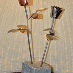 Edelstahlblumen - Edelstahlrosen in Steinsockel (© Raven Metall Design)