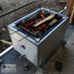 Edelstahlgrill - Kistenbratl aus Edelstahl mit Stahl-Wanne (© Raven Metall Design)