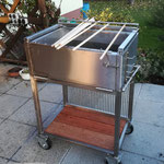Edelstahlgrill - eckiger Grill aus Edelstahl mit Ablagefläche (© Raven Metall Design)