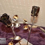 Edelstahlblumen - Edelstahlrosen in Steinsockel (© Raven Metall Design)
