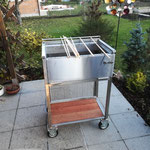 Edelstahlgrill - eckiger Grill aus Edelstahl mit Ablagefläche (© Raven Metall Design)