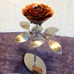 Edelstahlblumen - Edelstahlrose mit Kupferblüte (© Raven Metall Design)