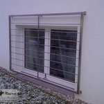 Fenstergitter aus Edelstahl als Einbruchschutz (© Raven Metall Design)