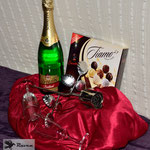 Edelstahlblumen - Edelstahlrose als Valentinstagsgeschenk mit Sekt und Pralinen (© Raven Metall Design)