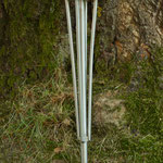 Edelstahlbrunnen - Wassersäule aus Edelstahl - Detailansicht Erdspieß (© Raven Metall Design)