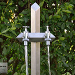 Edelstahlbrunnen - Wassersäule aus Edelstahl - Detailansicht Auslaufventile (© Raven Metall Design)