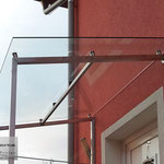 Vordach aus Edelstahl mit Glas (© Raven Metall Design)