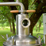 Edelstahlbrennerei - Edelstahldestille mit Druckwasserbad und Rohrbündelkühler - Detailansicht Hut und Schaugläser (© Raven Metall Design)
