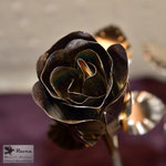 Edelstahlblumen - Edelstahlrose verfärbt - Detailansicht Edelstahlblüte (© Raven Metall Design)