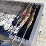 Edelstahlgrill - großer rechteckiger Grill aus Edelstahl mit herausnehmbarem Grillrost - Steckerlfisch (© Raven Metall Design)