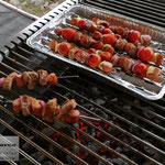 Edelstahlgrill - großer rechteckiger Grill aus Edelstahl mit herausnehmbarem Grillrost - gegrillte Spieße (© Raven Metall Design)